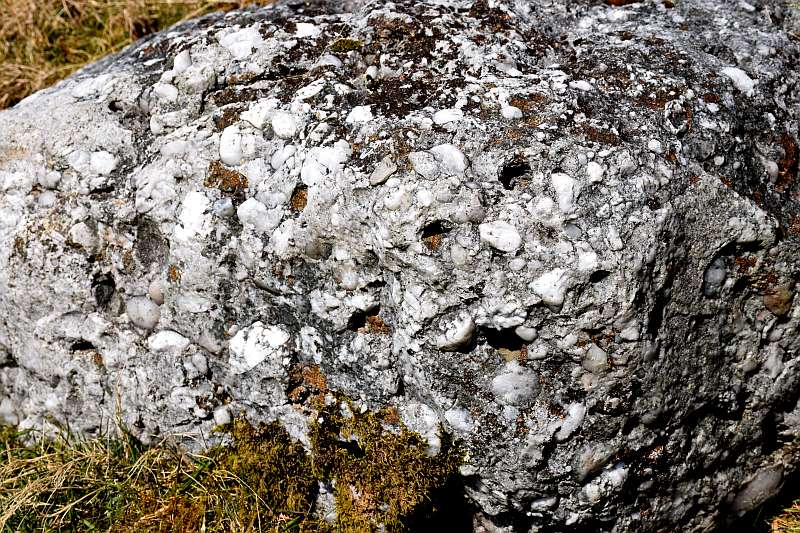 A bed of quartz pebbles within the Millstone Grit